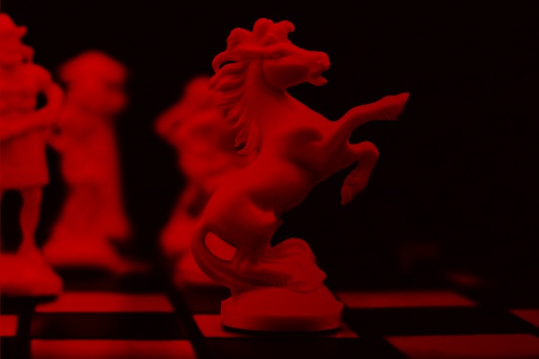 Homem profissional em uma mesa com laptop