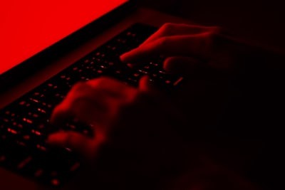 Smartphone exibindo interface da aplicação