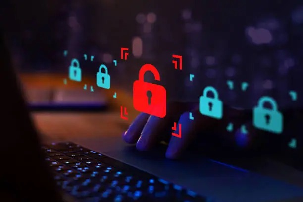 Mulher pedindo silêncio, representando sigilo e proteção